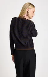 Cárdigan de punto con patrón de rayas horizontales en tonos marrón y azul marino. Presenta cuello redondo, mangas largas, cierre frontal con botones forrados y acabados acanalados en puños y ruedo.