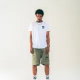 Short negro de cintura elastizada con cordón ajustable, bolsillos laterales y bolsillos cargo de perfil limpio. Estampado con el logo Kaboa con estilo de caligrafía en el frente.