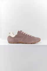 Zapatillas deportivas color marrón topo, confeccionadas 100% en cuero gamuzado, con cordones blancos y suela de goma color caramelo.