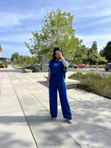 Pantalón azul de corte recto con una franja lateral turquesa.