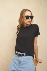 Remera de manga corta, cuello redondo, calce holgado, confeccionada en algodón.