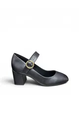 Zapatos tipo Mary Jane color negro con tacón cuadrado y tira en el empeine con hebilla metálica dorada.