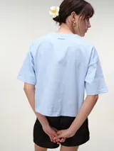 Remera boxy de manga corta color blanco, de corte amplio y relajado, con escote redondo clásico y diseño liso.