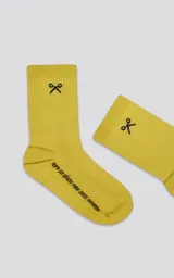 Medias de caña media (3/4) color amarillo mostaza, con tejido acanalado y logo bordado en negro en la parte superior.