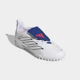 Championes de fútbol Adidas Predator Club para pasto sintético, color blanco con detalles en negro y lengüeta plegable azul con logo rojo. Presentan diseño con cordones elásticos y suela de caucho con tapones para mayor tracción.