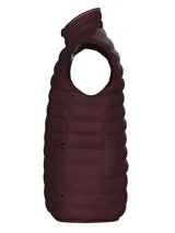 Chaleco acolchado Tommy Hilfiger de corte regular, con cuello levantado, cierre frontal de cremallera y dos bolsillos laterales con cierre. Presenta diseño con relleno, acabado repelente al agua y logo de la marca bordado en el pecho.