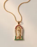 Collar de acero con baño de oro y dije de bronce con la imagen de la Virgen de Guadalupe, decorado con circonias multicolor y cadena tipo soga.