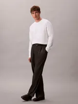 Remera de manga larga Calvin Klein confeccionada en algodón con tejido interlock. Presenta cuello redondo y un sutil logo de la marca bordado en el pecho.