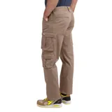 Pantalón cargo color beige, de corte recto, con múltiples bolsillos laterales con solapa y cierre de botón.