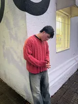 Sweater de hilo con diseño de ochos y efecto de lavado, de corte holgado, cuello redondo y mangas largas con puños acanalados.