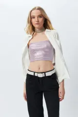 Top strapless color lila con textura de terciopelo y brillo metalizado.