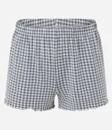 Pijama corto de dos piezas de la marca Lov, confeccionado en tejido peach touch de poliéster y elastano. Incluye una remera de manga corta con escote redondo, detalle de frunce en el busto y terminaciones con volados, acompañada de un short con cintura elástica y diseño estampado a cuadros vichy en tonos gris y blanco.