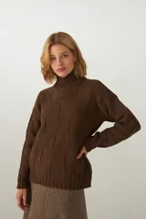 Buzo de tejido de punto industrial color marrón oscuro, con cuello medio y diseño de bloques cuadrados en relieve.