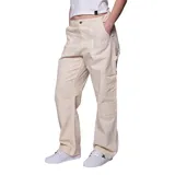 Pantalón cargo color beige, de corte recto y tiro medio, con bolsillos laterales y traseros con solapa.