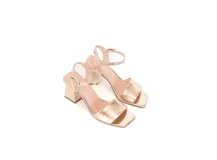 Sandalias de taco ancho color dorado, con tira delantera ancha y tira ajustable en el tobillo con hebilla metálica.