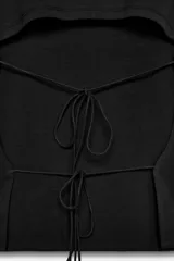 Top de algodón negro, de corte clásico con cuello redondo y manga corta, con espalda descubierta y detalle de lazos ajustables.