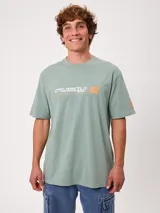 Remera holgada color verde militar con estampado frontal y en la manga de la marca Rusty.