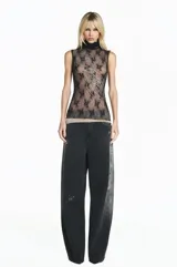 Pantalón jean de mujer con silueta baggy, lavado negro con efecto desgastado y detalles sutiles de pintura.