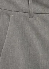 Pantalón de vestir de corte recto y tiro medio, con diseño largo, trabillas en la cintura y bolsillos laterales. Cuenta con cierre oculto de botón, gancho y cremallera.