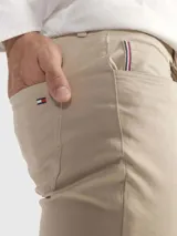 Pantalón de corte recto y diseño de cinco bolsillos, confeccionado en una mezcla de algodón orgánico y elastano. Presenta cierre de botón y cremallera, con cinta distintiva de la marca sobre el bolsillo delantero.