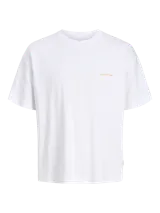 Remera blanca de manga corta, corte holgado y cuello redondo, con pequeño estampado en el pecho.