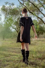 Vestido corto tejido en lurex negro con cuello redondo y mangas cortas.