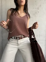 Musculosa marrón con rayas verticales blancas, escote en V y breteles con detalle de argollas.