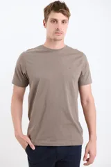 Remera de hombre color terracota, de manga corta y cuello redondo, con un pequeño logo bordado en el pecho.