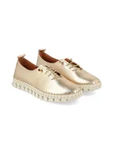 Sneakers Allegra de cuero metalizado color dorado, con cordones elásticos y suela de caucho con diseño dentado.