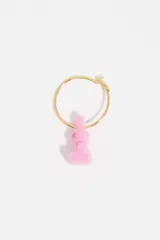 Aros de aro pequeño en color dorado con un dije colgante en forma de conejo de color blanco con acabado flocado.