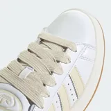Championes Adidas Campus 00S W, color blanco con detalles en beige y suela marrón.