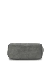 Mochila Hush Puppies modelo Dallas de ecocuero gris, con compartimento principal con solapa y cierre, bolsillos delanteros y laterales abiertos, y bolsillo trasero con cierre. Cuenta con asa superior y correas ajustables.
