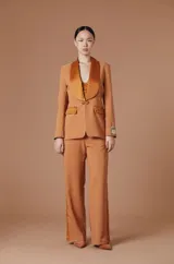 Pantalon de vestir color tostado, de corte recto y tiro alto, con cierre frontal y bolsillos laterales.
