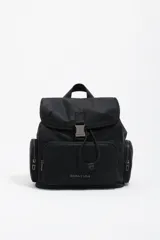Mochila mediana de nylon negro con estructura blanda, cierre de solapa con mosquetón y cordón ajustable. Cuenta con bolsillos laterales con cierre, asa superior y logo metálico de la marca en el frente.