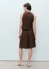 Short de tiro medio color marrón, confeccionado en mezcla de viscosa, lino y algodón, con diseño recto y detalle de pliegues.
