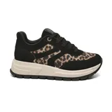 Championes deportivos de diseño urbano, combinando paneles en color negro con detalles en estampado animal print. Presentan una suela de plataforma en tono crema y cierre mediante cordones negros.