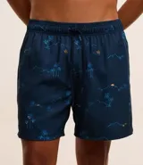 Bermuda de baño masculina, color azul marino, con cintura elástica y cordón ajustable. Presenta una estampa repetitiva de paisaje tropical con palmeras y montañas.