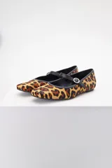Ballerinas con estampado animal print, puntera redondeada y tira sobre el empeine con hebilla metálica.