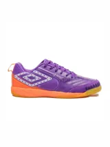 Championes de fútbol sala Umbro Pro 5 Bump, color violeta con detalles en naranja y blanco. Presentan cordones violetas, suela de goma color caramelo y un diseño con el logo de Umbro en el lateral y patrones grabados en la parte delantera.