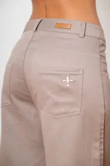 Pantalon de corte wide leg en color bordó, con cintura alta, cierre frontal con botón y bolsillos laterales.