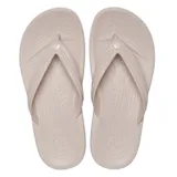 Ojotas Crocs modelo Crocband™ Flip, color verde militar con una línea blanca en la entresuela y tira superior de TPU.