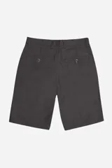 Bermuda tipo chino de la marca Mistral, con diseño clásico, cierre de botón y cremallera, bolsillos laterales y pasacintos.