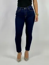 Pantalón de jean chupín color azul oscuro.