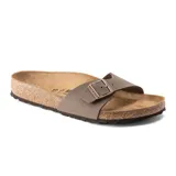 Sandalia Birkenstock modelo Madrid con una sola tira ajustable con hebilla metálica, base de corcho anatómica y suela de goma.
