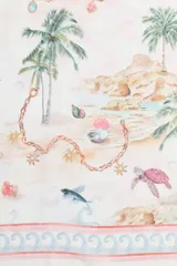 Pañuelo cuadrado grande con diseño estampado de paisaje tropical, palmeras, tortugas marinas y detalles marinos, con bordes en tonos rosados y celestes.