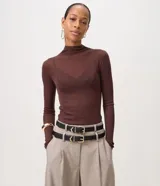 Blusa Cortelle de manga larga, confeccionada en punto marrón con leve transparencia y hilos con brillo discreto, de cuello alto y corte ajustado al cuerpo.