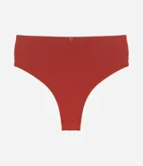 Conjunto de bikini rojo, compuesto por corpiño con aro y bombacha tipo hot pants de microfibra. El corpiño tiene breteles regulables con detalle de argollas doradas. La bombacha es de tiro alto y corte clásico.