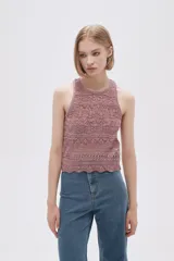 Musculosa de tejido de punto calado color rosa.