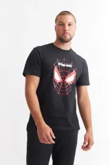 Remera negra de manga corta con estampa de la máscara de Spiderman en rojo y blanco.