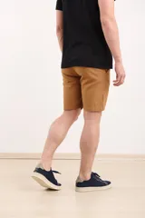 Bermuda de gabardina color marrón, con cintura elástica y cordón ajustable, bolsillos laterales y corte recto.